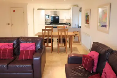 Image de Spacious dog friendly apartment by the beach, private garden and sea views.