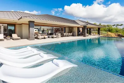 Image de ❤️PiH❤️ Hawaiian Elegance ★ Short walk to best beaches ★ Heated Lap Pool & Spa