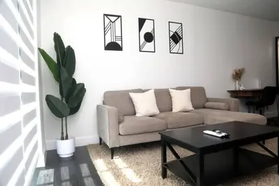 Two Bedroom Condo mins from beach