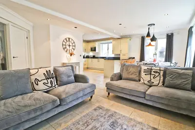 Image de Stylish dog friendly apartment, patio garden, by the beach