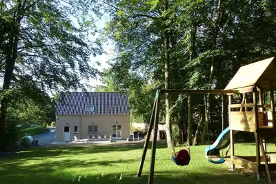 Image de Vacances en famille au Bois Joli – Détente, nature et activités pour tous