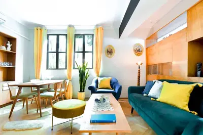 Image de Creative 70s-Inspired Stay | Center + Parking