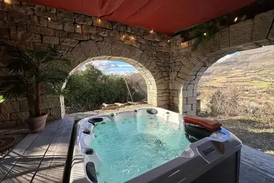 Image de La Sarrasine jacuzzi et piscine chauffée, grande terrasse avec vue