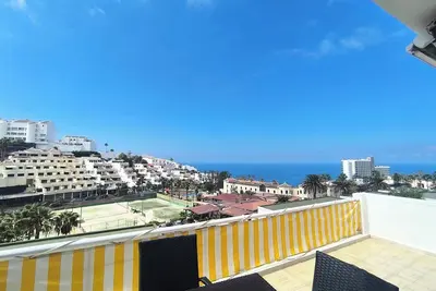 Image de Cosy 2 bedroom apartment with huge balcony and views to cliffs of Los Gigantes