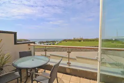 Image de Two storey apartment with balcony and sea views opposite the beach