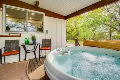 Image de Elizabeth Vacation Rental w/ Private Hot Tub!