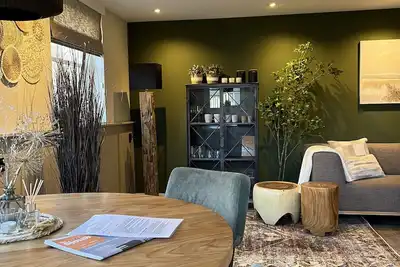 Image de Comfortable and fully furnished apartment with modern bathroom