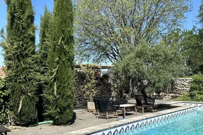 Image de Grande Maison Familiale avec piscine dans le coeur du village de Goult