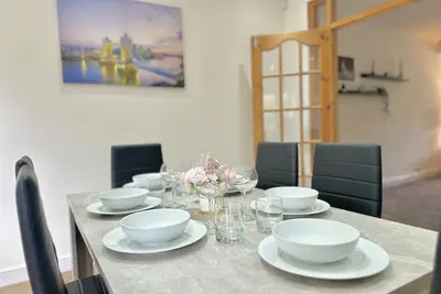 Image de Enfield’s Spacious Hidden Gem+ Wifi + Parking + Garden space
