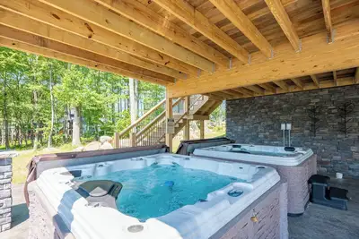 Image de New! Luxe Lodge w/ Views, Fire Pit & Hot Tub