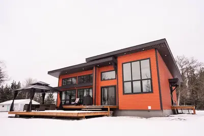 Image de Beautiful and Bright Riverfront Cabin