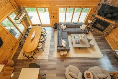 Image de New! Chic Chalet w/ Outdoor Fireplace & Hot Tub