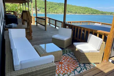 Image de Amazing Waterfront Home With Hot Tub. Both Have Extensive Views Of The Lake