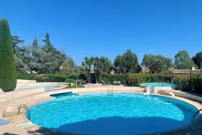 Image de Moderne und Helle Ferienwohnung mit Pool und Tennisplatz -10 min vom Meer