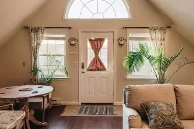 Image de Havana Hideaway: A tropical retreat where vibrant decor meets pastoral views.