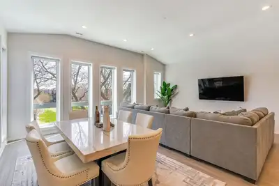 Image de 7 Mi to Downtown: Luxe Chicago Condo