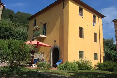 Image de A stunning property with beautiful views across the valley towards Lucca