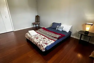 Image de Beautiful Private Room- Full Amenities- Near Restaurants Shopping & Transit 3