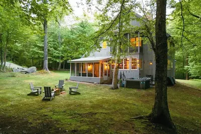 Charming Mountain Chalet w/ Spa near Mt Snow