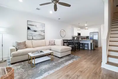 Image de Modern Townhome Charm in a Trendy Neighborhood