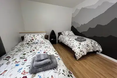 Image de The Owlhead Place - King beds, privacy and a backyard minutes from the beach!