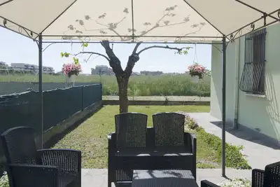 Image de Elegant and spacious apartment with private garden near the sea.