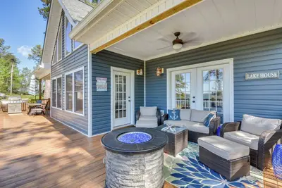 Image de Starr Rental on Lake Hartwell: Deck & Water View!