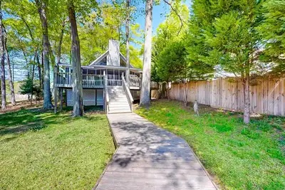 Image de Lakefront home with two boat slips, lake views, firepit, grill, deck, & 2 kayaks