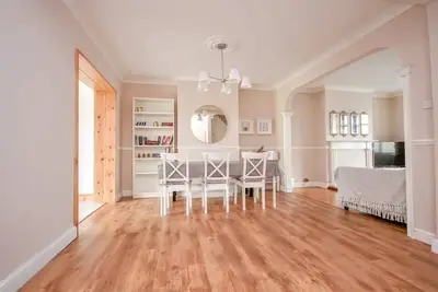Image de Beautiful and Spacious Home! Easy transport links to the city centre and beach