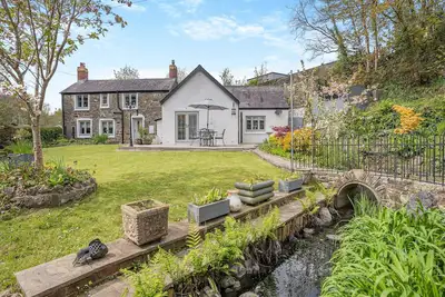 Image de Selected for its superb standard and located a short walk from the beach and a beachfront pub.