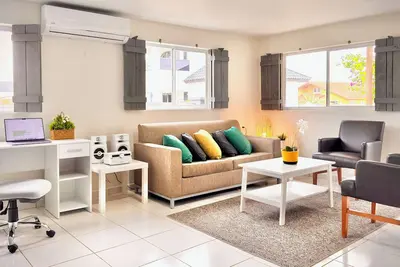 Image de Beach 7 min away! 2 Br, 1 Ba, free parking, kitchen, workspace, hot water shower