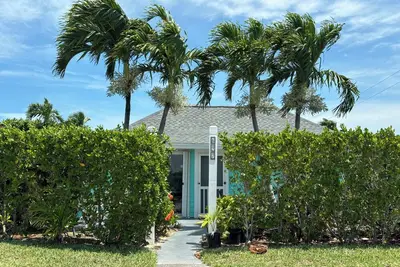 Image de Newly Renovated Bathroom and Outdoor Shower! - Sandy Feet Retreat, Treasure Cay