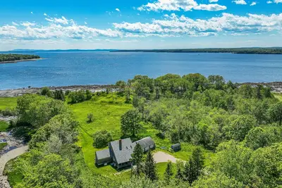 Image de Waterfront stay with scenic deck, grill, smart TVs, shore access - dog-friendly