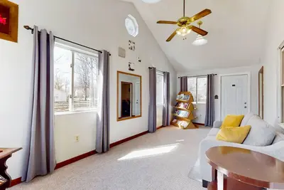 Image de Spacious home with enormous yard & firepit - near trails, village center