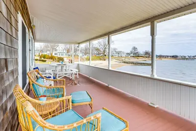 Image de Dreamy Waterfront Westbrook Home on Private Beach