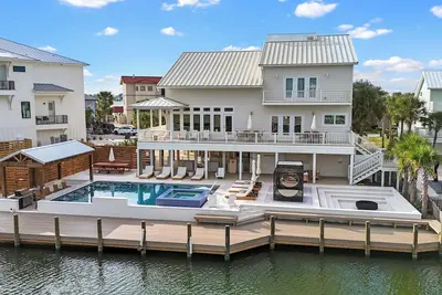 Image de Perdido Key Luxury Beach & Bay Oasis-Heated Pool, Dock, Hot Tub, Firepit & More!