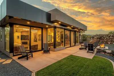 Image de Main House (2 Bed / 2 Bath) with Pool + Pickleball Access