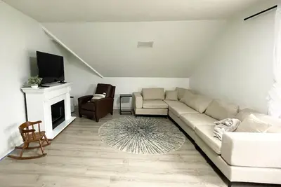 Image de Friends & Family Escape: Charming Duplex with Plenty of Space!