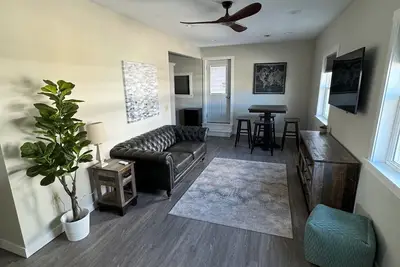 Image de 3 Br apt w/ laundry + parking