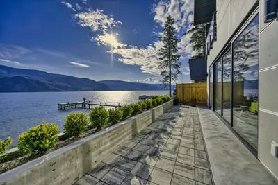 Image de Spectacular Lakefront Modern House and Guest Cabin with Dock and Endless Views.
