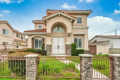 Image de Convenient Located Warming Large 4 Bedroom 3 Bath Home Near Dtla over 2, 100 Sf