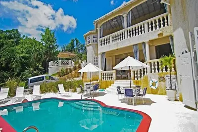 Image de 6br Charming Beachfront Villa w/ Pool and Staff