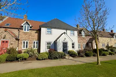 Image de Stunning Coastal Cottage - Sleeping 8 in 4 Bedrooms - Pool and Beach Access Included.