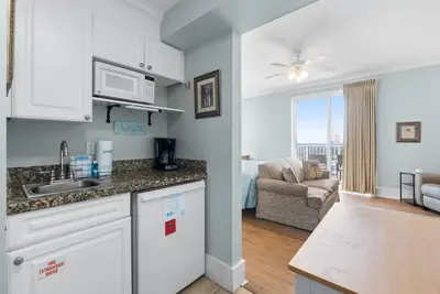 Image de Boardwalk Studio w/ Balcony & Gulf Views – Cozy, Stylish & Steps from the Beach