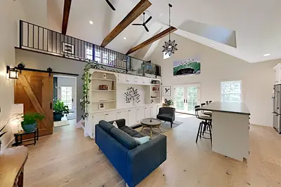 Image de 5 Min Drive to Beach/Downtown