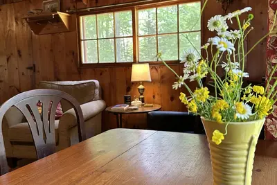 Image de Vintage 1920s Speakeasy Cabin Overlooking the Sandy Shores of Swan Lake!