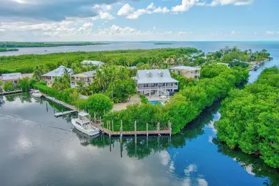 Image de P35 - Spacious 4 bedroom, 3 bath home boasts generous harbor views