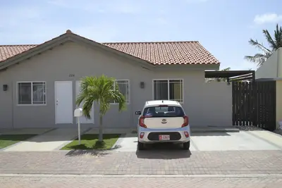 104 Apartment 3 min driving, 15 min walking to palm beach, 2 queen beds