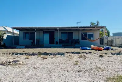 Image de 10 Palms - Waterfront shack at peaceful Dutton Bay West, 5 mins to Farm Beach!