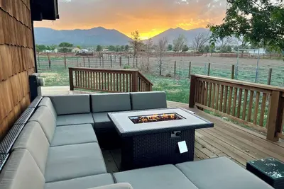 Image de Flagstaff pet friendly cabin fully fenced on 2 acres w/ porch & mountain views!